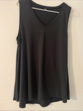 Sleeveless V-Neck Black Swing Tank Top